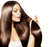 Femme touchant ses longs cheveux image stock Femme touchant ses longs cheveux image stock