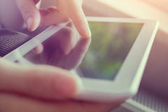 Femme touchant sur l'affichage d'une Tablette blanche d'affaires dans la vue de paysage images libres de droits Femme touchant sur l'affichage d'une Tablette blanche d'affaires dans la vue de paysage images libres de droits