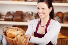 Femme travaillant dans une boulangerie photos stock Femme travaillant dans une boulangerie photos stock