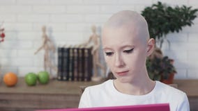 Femme triste souffrant du cancer regardant la photo de sa famille banque de vidéos Femme triste souffrant du cancer regardant la photo de sa famille banque de vidéos