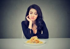 Femme triste sur le régime mourant d'envie de les aliments de préparation rapide image libre de droits Femme triste sur le régime mourant d'envie de les aliments de préparation rapide image libre de droits