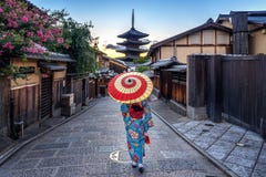 Femme utilisant le kimono traditionnel japonais avec le parapluie à la pagoda de Yasaka et la rue de Sannen Zaka à Kyoto, Japon images libres de droits Femme utilisant le kimono traditionnel japonais avec le parapluie à la pagoda de Yasaka et la rue de Sannen Zaka à Kyoto, Japon images libres de droits