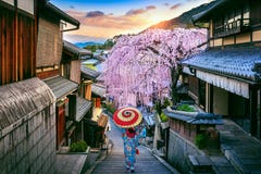 Femme utilisant le kimono traditionnel japonais marchant au secteur historique de Higashiyama au printemps, Kyoto au Japon images libres de droits Femme utilisant le kimono traditionnel japonais marchant au secteur historique de Higashiyama au printemps, Kyoto au Japon images libres de droits