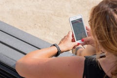 Femme vérifiant des buts de forme physique sur le smartphone images stock Femme vérifiant des buts de forme physique sur le smartphone images stock