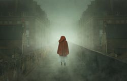 Femme à capuchon mystérieuse dans une ville en pierre photos stock Femme à capuchon mystérieuse dans une ville en pierre photos stock