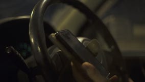 Femme à l'aide des téléphones intelligents tout en conduisant la nuit, conduisant à la grande vitesse banque de vidéos Femme à l'aide des téléphones intelligents tout en conduisant la nuit, conduisant à la grande vitesse banque de vidéos