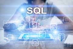 Femme à l'aide du PC de comprimé, pressant sur l'écran virtuel et sélectionnant le SQL photo stock Femme à l'aide du PC de comprimé, pressant sur l'écran virtuel et sélectionnant le SQL photo stock