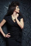 Femme à la mode dans la robe noire Projectile de studio photos stock Femme à la mode dans la robe noire Projectile de studio photos stock