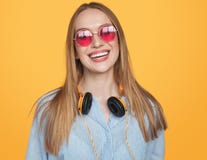 Femme à la mode de hippie dans les écouteurs et des lunettes de soleil photos stock Femme à la mode de hippie dans les écouteurs et des lunettes de soleil photos stock