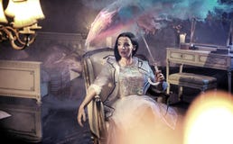 Femme élégante dans l'appartement pluvieux et luxueux photos libres de droits Femme élégante dans l'appartement pluvieux et luxueux photos libres de droits
