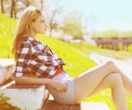 Femme élégante de portrait d'été jolie image stock Femme élégante de portrait d'été jolie image stock