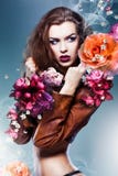 Femme érotique assez attirante dans la veste brune images libres de droits Femme érotique assez attirante dans la veste brune images libres de droits