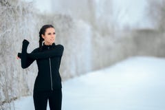 Femme étirant ses bras prêts à exercer extérieur dans la saison d'hiver images stock Femme étirant ses bras prêts à exercer extérieur dans la saison d'hiver images stock