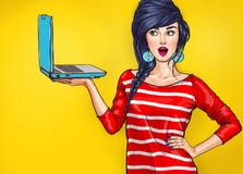 Femme étonnée avec l'ordinateur portable dans la main dans le style comique illustration libre de droits Femme étonnée avec l'ordinateur portable dans la main dans le style comique illustration libre de droits