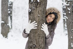 Femme étreignant un arbre dans la forêt d'hiver Nature affectueuse photographie stock Femme étreignant un arbre dans la forêt d'hiver Nature affectueuse photographie stock