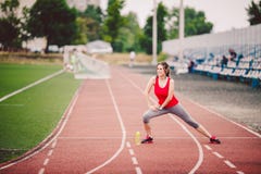 Femmes caucasiennes de forme physique de sports faisant l'échauffement avant exercice Athlète étirant des jambes faisant l'échauf photo libre de droits Femmes caucasiennes de forme physique de sports faisant l'échauffement avant exercice Athlète étirant des jambes faisant l'échauf photo libre de droits