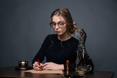 Femmes d'affaires d'avocat travaillant et signes de notaire les documents au bureau avocat de conseiller, juge et loi, mandataire photos libres de droits Femmes d'affaires d'avocat travaillant et signes de notaire les documents au bureau avocat de conseiller, juge et loi, mandataire photos libres de droits