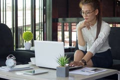 Femmes d'affaires travaillant au bureau avec l'ordinateur portable et aux documents sur salut image libre de droits Femmes d'affaires travaillant au bureau avec l'ordinateur portable et aux documents sur salut image libre de droits