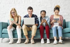 Femmes d'amis de diversité employant le concept de dispositif de Digital images stock Femmes d'amis de diversité employant le concept de dispositif de Digital images stock