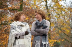 Femmes de sourire d'automne Image libre de droits Femmes de sourire d'automne Image libre de droits