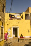 Femmes devant une maison image stock Femmes devant une maison image stock