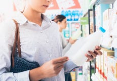 Femmes faisant des emplettes au supermarché image stock Femmes faisant des emplettes au supermarché image stock