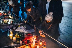 Femmes pleurant dans des habitants de Strasbourg versant l'hommage sur des victimes de photo libre de droits Femmes pleurant dans des habitants de Strasbourg versant l'hommage sur des victimes de photo libre de droits