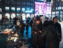 Femmes pleurant dans des habitants de Strasbourg versant l'hommage sur des victimes de images libres de droits Femmes pleurant dans des habitants de Strasbourg versant l'hommage sur des victimes de images libres de droits