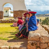 Femmes Quechua sur Inca Wall, Chinchero, Pérou photo libre de droits Femmes Quechua sur Inca Wall, Chinchero, Pérou photo libre de droits