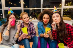 Femmes sortantes ayant l'amusement à l'anniversaire Photos stock Femmes sortantes ayant l'amusement à l'anniversaire Photos stock