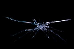 Fente sur un plan rapproché en verre cassé sur un fond noir image libre de droits Fente sur un plan rapproché en verre cassé sur un fond noir image libre de droits