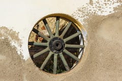 Fenêtre sous forme de roue d'un chariot photo libre de droits Fenêtre sous forme de roue d'un chariot photo libre de droits