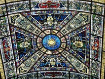 Fenêtre Stainglass en verre souillé de plafond photos libres de droits Fenêtre Stainglass en verre souillé de plafond photos libres de droits