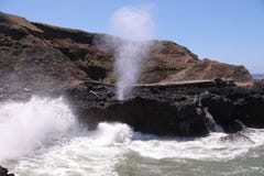 Fenômenos naturais jorrando do chifre no promontório de Perpetua do cabo A fonte do vapor e da água salgada entra em erupção foto de stock Fenômenos naturais jorrando do chifre no promontório de Perpetua do cabo A fonte do vapor e da água salgada entra em erupção foto de stock