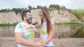Ferie-, holi- och folkbegrepp - lyckligt par som har gyckel att täckas i holimålarfärgpulver arkivfilmer Ferie-, holi- och folkbegrepp - lyckligt par som har gyckel att täckas i holimålarfärgpulver arkivfilmer