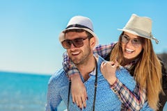 Ferie-, semester-, förälskelse- och kamratskapbegrepp - le par som har gyckel fotografering för bildbyråer Ferie-, semester-, förälskelse- och kamratskapbegrepp - le par som har gyckel fotografering för bildbyråer