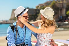 Ferie-, semester-, förälskelse- och kamratskapbegrepp - le par som har gyckel royaltyfri fotografi Ferie-, semester-, förälskelse- och kamratskapbegrepp - le par som har gyckel royaltyfri fotografi