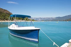 Ferier i sjön av Sainte-Croix du Verdon royaltyfri bild Ferier i sjön av Sainte-Croix du Verdon royaltyfri bild