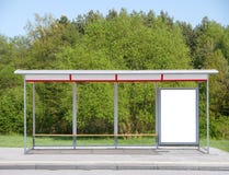 Fermata dell'autobus con un tabellone per le affissioni fotografie stock Fermata dell'autobus con un tabellone per le affissioni fotografie stock