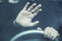 Fermata della mano dell'uomo in automobile fotografie stock Fermata della mano dell'uomo in automobile fotografie stock