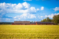 Ferme rouge en Finlande rurale Image stock Ferme rouge en Finlande rurale Image stock