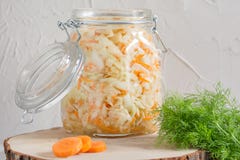 Fermented сохранило вегетарианскую концепцию еды, опарникы sauerkraut кислые стеклянные на белой предпосылке, probiotic концепции стоковая фотография rf Fermented сохранило вегетарианскую концепцию еды, опарникы sauerkraut кислые стеклянные на белой предпосылке, probiotic концепции стоковая фотография rf