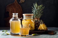 Fermentujący meksykański ananasowy Tepache Domowej roboty surowa kombucha herbata z ananasem Zdrowy naturalny probiotic sosowany obraz stock Fermentujący meksykański ananasowy Tepache Domowej roboty surowa kombucha herbata z ananasem Zdrowy naturalny probiotic sosowany obraz stock