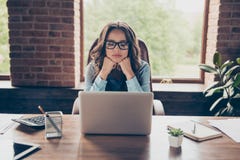 Fermez la photo belle elle que sa dame d'affaires a reçu l'appel d'attente d'écran de regard de promotion n'ennuyant rien à faire photos libres de droits Fermez la photo belle elle que sa dame d'affaires a reçu l'appel d'attente d'écran de regard de promotion n'ennuyant rien à faire photos libres de droits