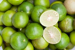Fermez vers le haut du citron vert frais le dessus photo stock Fermez vers le haut du citron vert frais le dessus photo stock