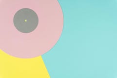 Fermez-vous d'un disque vinyle de long jeu rose images libres de droits Fermez-vous d'un disque vinyle de long jeu rose images libres de droits