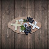 Fermez-vous d'un plateau de pain et de fromage rustiques assortis avec des olives et des raisins photos libres de droits Fermez-vous d'un plateau de pain et de fromage rustiques assortis avec des olives et des raisins photos libres de droits