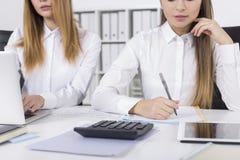 Fermez-vous de deux filles travaillant dans un bureau image stock Fermez-vous de deux filles travaillant dans un bureau image stock