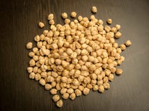 Fermez-vous de l'arietinum sec de cicer de haricots de cheakpea sur le fond en bois photos libres de droits Fermez-vous de l'arietinum sec de cicer de haricots de cheakpea sur le fond en bois photos libres de droits