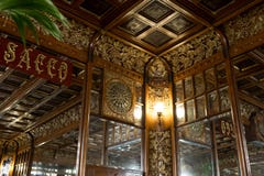 Fermez-vous de l'intérieur du café historique, café Mulassano, Turin Italie Le café est décoré en style d'Art Nouveau photographie stock libre de droits Fermez-vous de l'intérieur du café historique, café Mulassano, Turin Italie Le café est décoré en style d'Art Nouveau photographie stock libre de droits